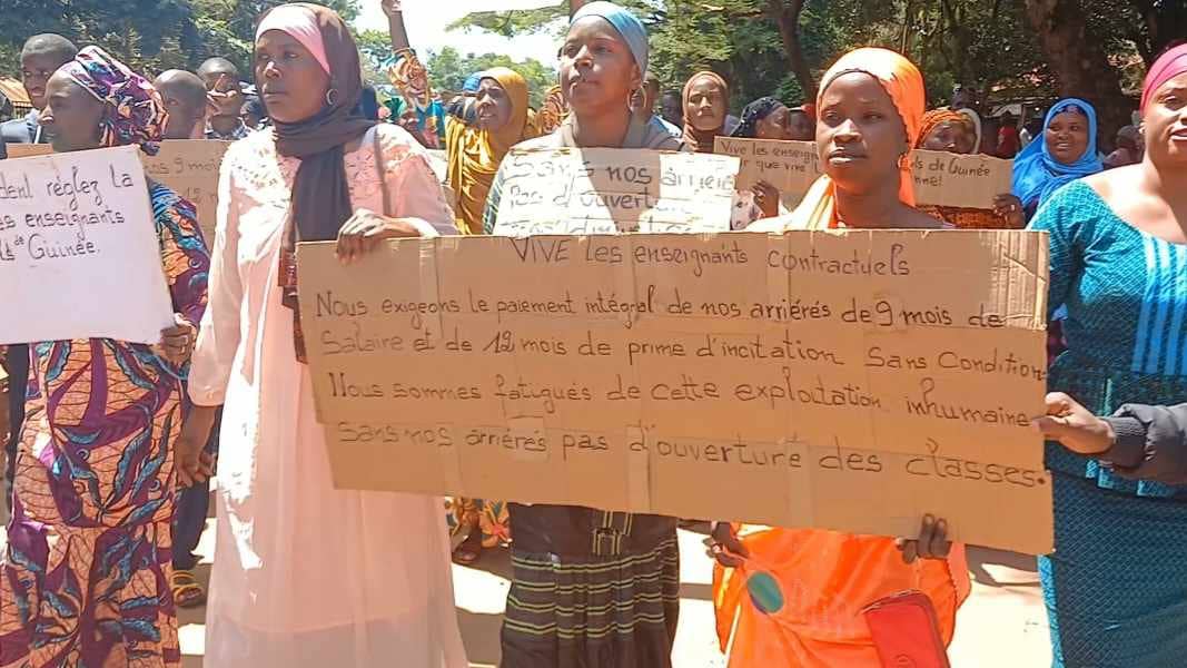 Labé: les enseignants contractuels investissent les rues de la commune urbaine et scandent des slogans hostiles au Col Doumbouya, à Guillaume et à Mory Condé