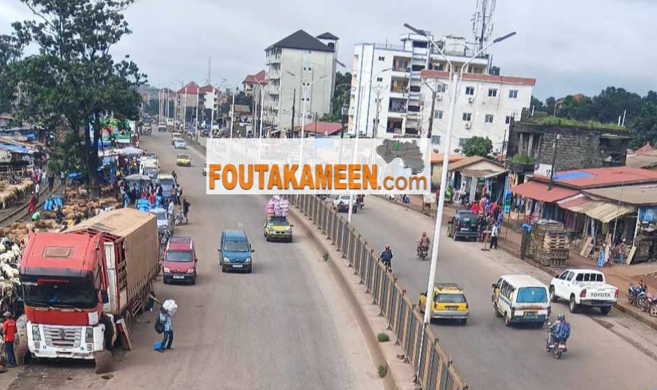 Incroyable: à Conakry, deux jeunes se bagarrent dans un minibus à cause de la guerre russo-ukrainienne