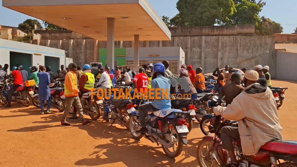 Labé : les stations-service de la ville de Labé envahies par les citoyens qui craignent une pénurie de carburant