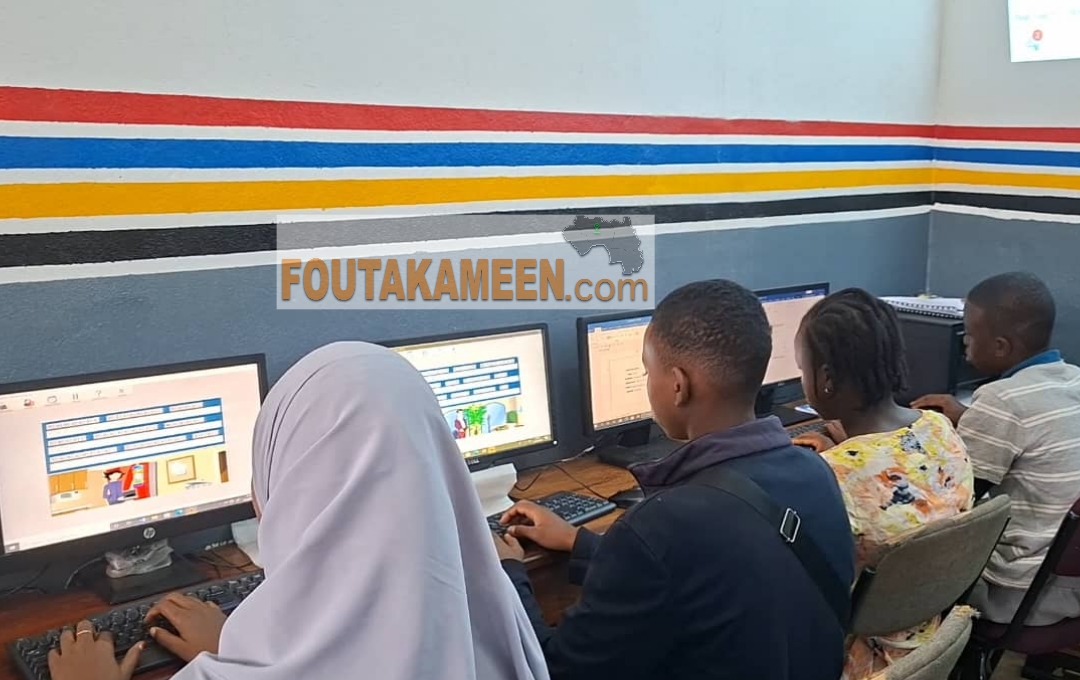 L’informatique est-elle devenue un outil indispensable dans le monde des affaires ? Élèves et enseignants se ruent vers les cybers pour l’apprendre