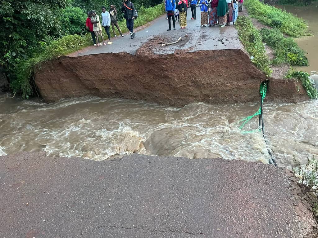 Route nationale Labé-Mamou coupée : le pont de Leydheppol s’effondre, des centaines d’usagers bloqués