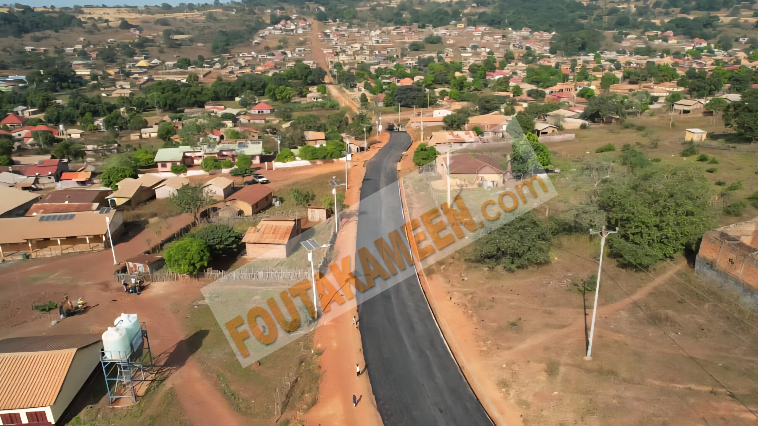 Koubia s’illumine : premières couches de bitume posées, vague d’enthousiasme chez les citoyens