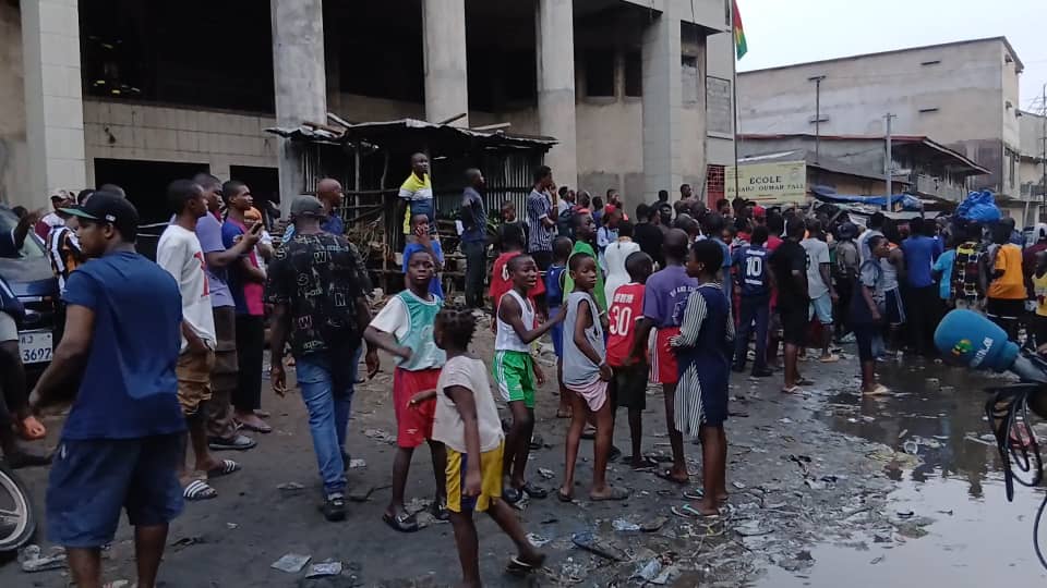 Madina sous le choc après l’incendie d’un immeuble et d’une école maternelle : des enfants sauvés à la dernière seconde Madina sous le choc après l’incendie d’un immeuble et d’une école maternelle : des enfants sauvés à la dernière seconde