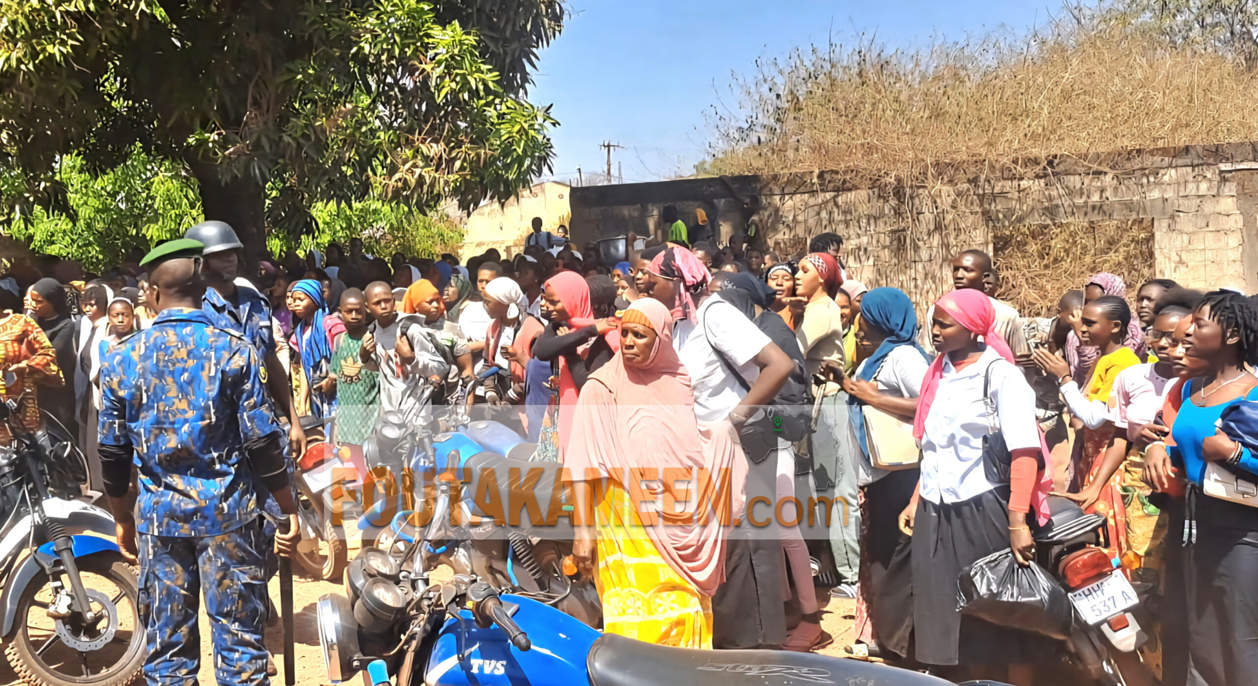 Labé : forte mobilisation au tribunal dans l’affaire des collégiennes, pas de procès, les filles renvoyées en prison