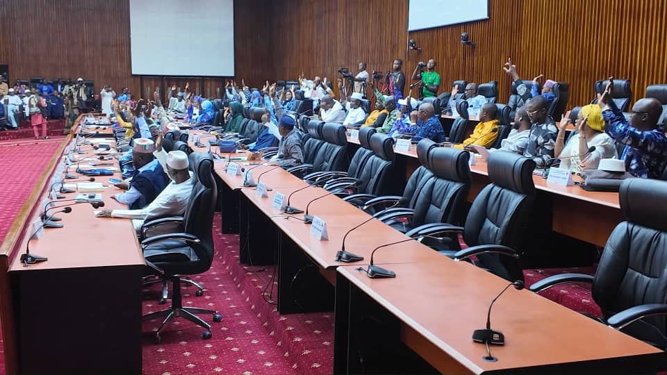 Guinée : le CNT adopte une loi encadrant les avantages accordés aux anciens Premiers ministres et ex-présidents d’institutions Guinée : le CNT adopte une loi encadrant les avantages accordés aux anciens Premiers ministres et ex-présidents d’institutions